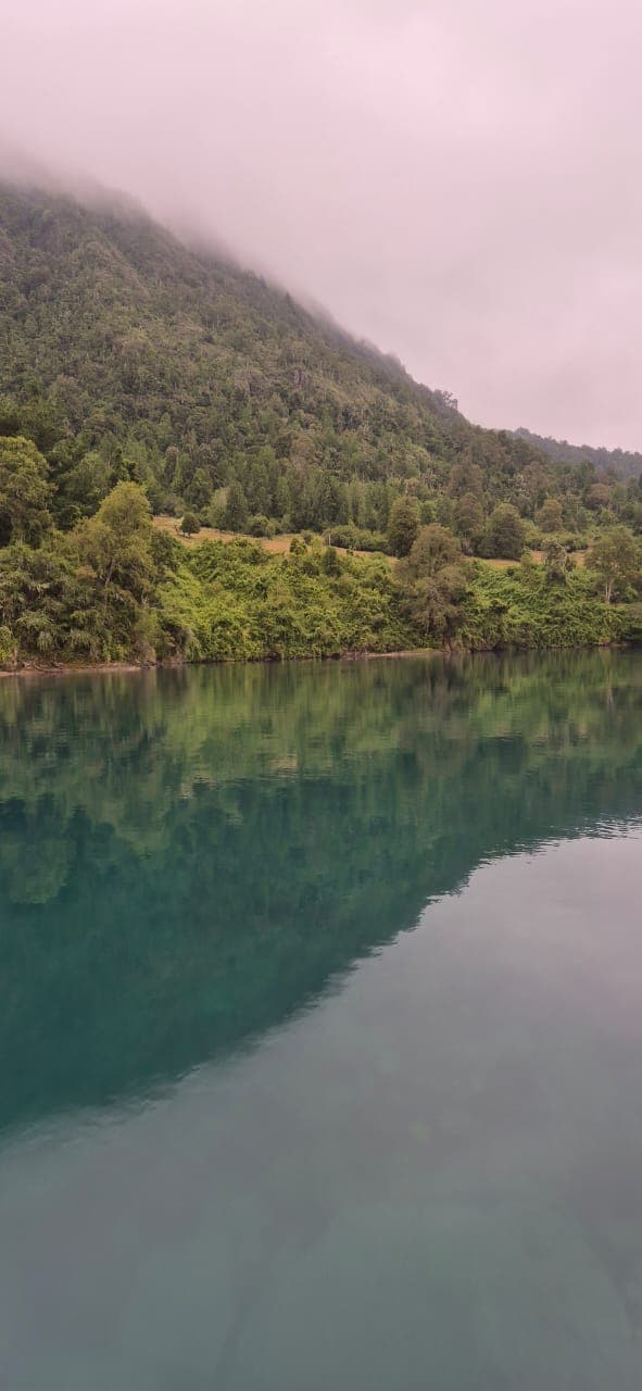 Aguas turquesas del Río San Pedro, sur de Chile